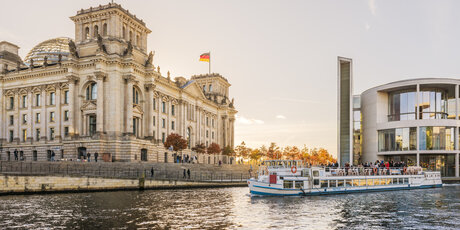Viaje turístico por el río Spree en el barrio gubernamental de Berlín-Mitte