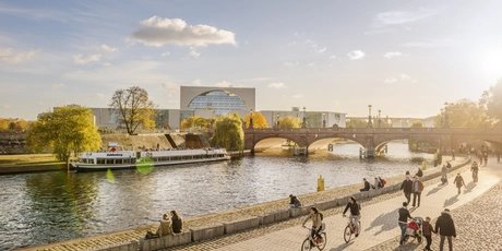 Die Spree mit Blick auf das Regierungsviertel 