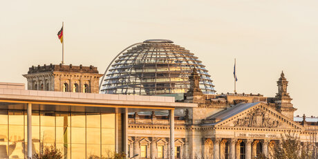 Kuppel der Sehenswürdigkeit Berliner Reichstag im warmen Licht