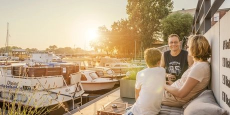 Famille profitant du soleil du soir au Rummelsburger See à Berlin