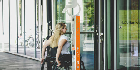 Behindertengerechter Eingang im Scandic Hotel Berlin