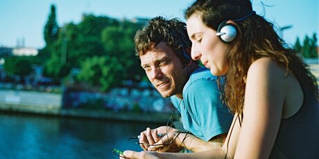 Audiotouren Stadt im Ohr. Zwei Nutzer auf einer Brücke in Berlin.
