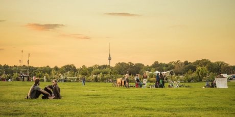 Tempelhofer Feld Berlin am Abend