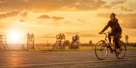 Fahrradfahrer auf dem Tempelhofer Feld