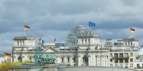 Brandenburger Tor vor Reichstag mit deutscher und europäischer Flagge