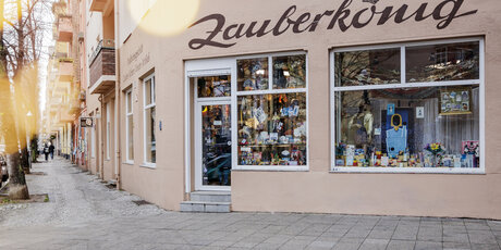 Shop window Zauberkönig traditional shop for magic, joke and conundrum articles 