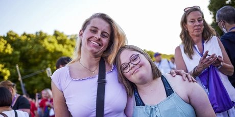 zwei Frauen bei der Athletendisko