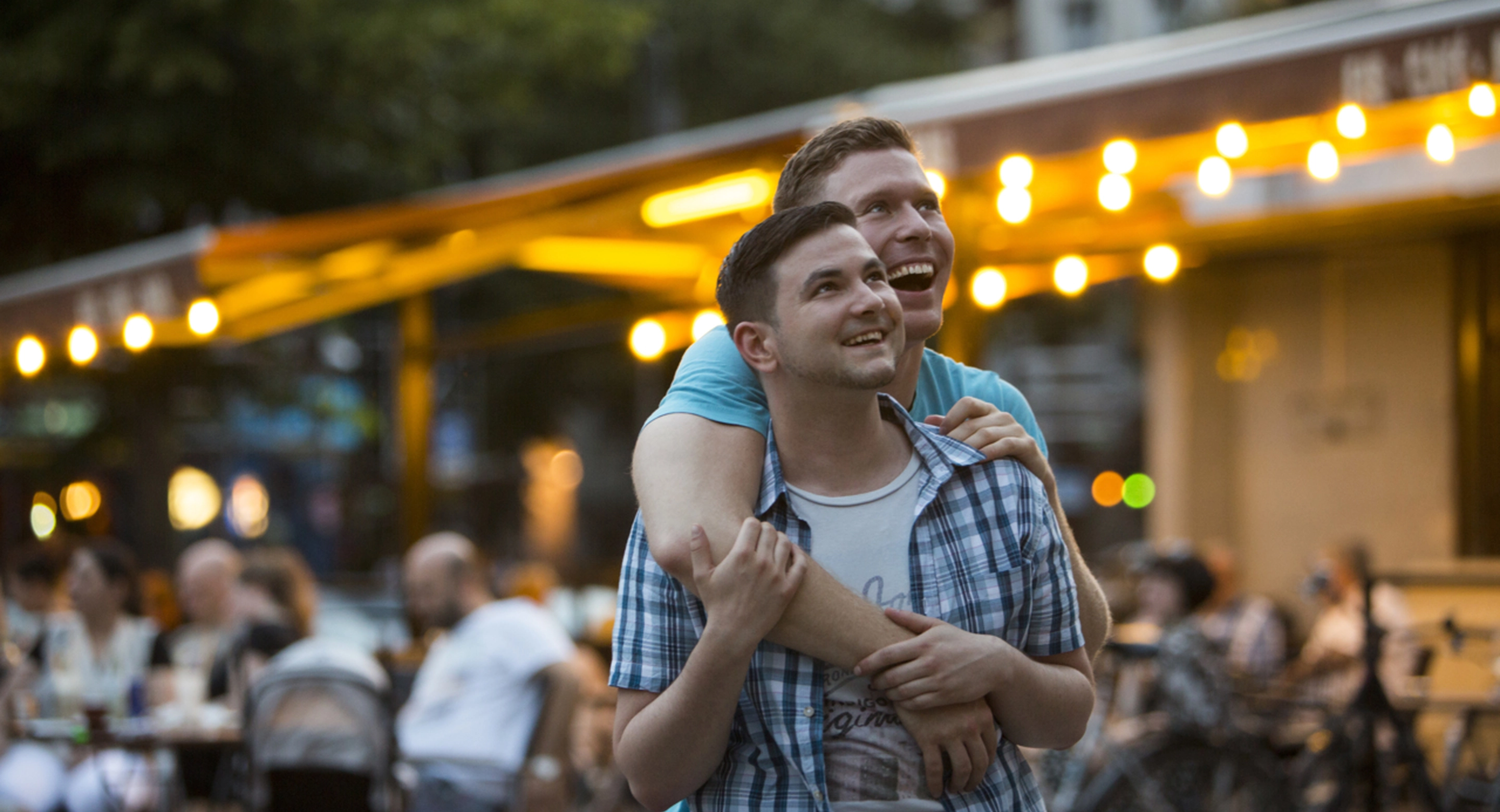 Schwules Pärchen unterwegs in Berlin-Schöneberg