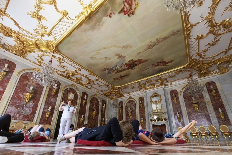 König, Schloss und Gästezimmer