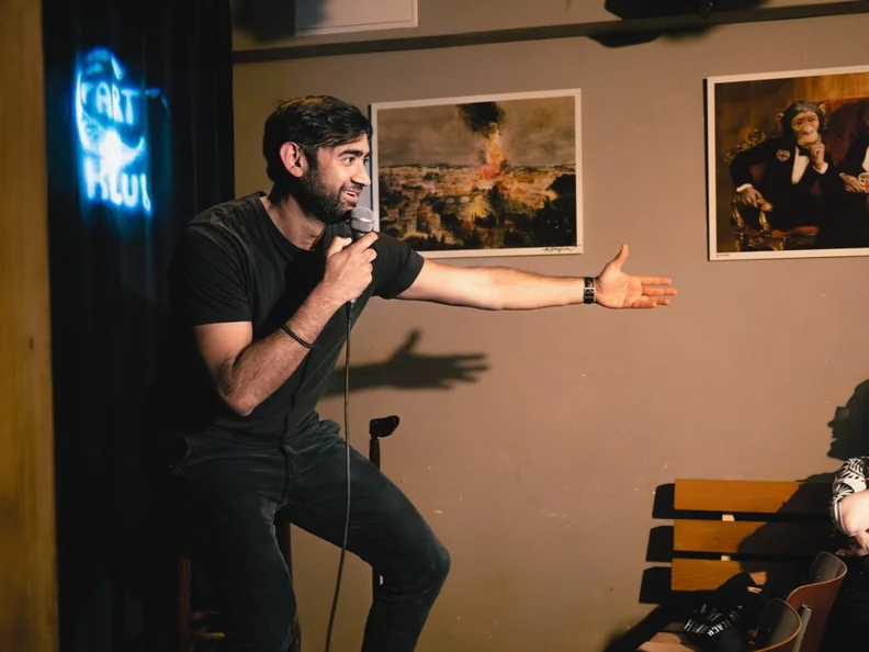 Comedy in einer Kunstgalerie (Englisch)