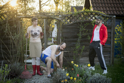 Matthias Egersdörfer, Claudia Schulz & Andy Maurice Müller in einem Garten