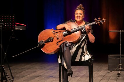 Rebecca Carrington mit Cello auf der Bühne