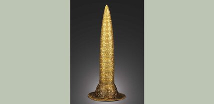 Goldener Zeremonialhut ("Berliner Goldhut"), späte Bronzezeit, 1000–800 v. Chr., Fundort: Süddeutschland, Gold, getrieben, punzverziert, 74 x 31 cm