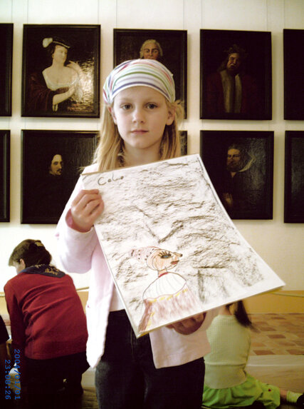 Ein Kind hält ein Bild in den Händen