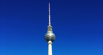 Blick auf den Berliner Fernsehturm vor blauem Himmel