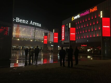 Beleuchtete Mercedes Benz Arena +  VERTI HALL am Abend