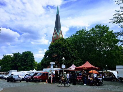 Wochenmarkt auf dem Karl August Platz vor der Trinitatiskirche