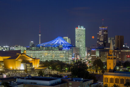 Beleuchtet Philharmonie Berlin mit Potsdamer Platz am Abend