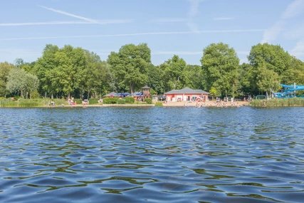 Baden im Strandbad am Templiner See in Potsdam. 