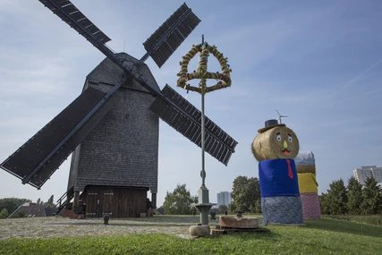 Tarda estate al Bockwindmühle Alt-Marzahn Bockwindmühle Alt-Marzahn a Berlino con balle di paglia decorate