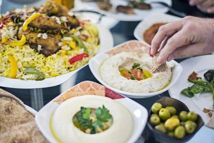 Mezze Mit Mezze gefüllter Tisch