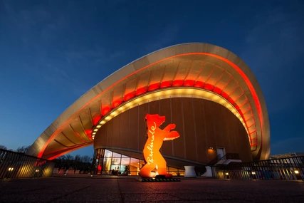 Die Berlinale im Haus der Kulturen der Welt Die erleuchtete Haus der Kulturen der Welt als Spielstätte bei der Berlinale