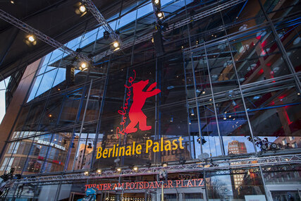 Fassade vom Berlinale Palast mit Logo
