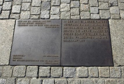 Informationsplatte auf dem Bebelplatz Gedenktafel Bücherverbrennung Bebelplatz
