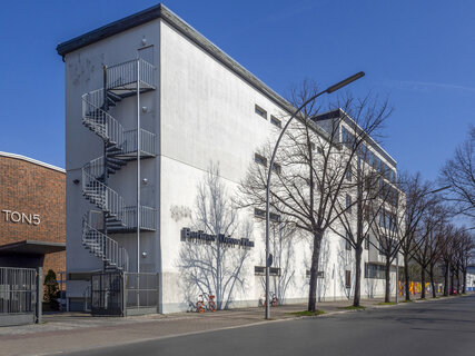 Straßenfront der BUFA Studios, ehemals UFA, in Berlin