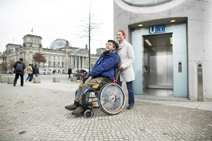 Wheelchair user at the lift in front of the Reichstag in Berlin