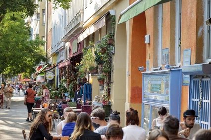 Café in der Bergmannstrasse Cafés und Läden im belebten Bergmannkiez