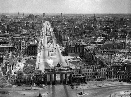 Zerstörtes Berlin 1945 - Sichtachse vom Brandenburger Tor