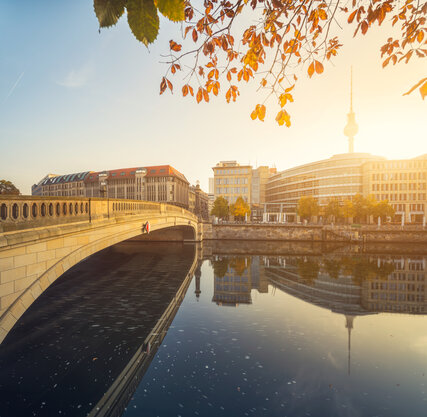 Friedrichsbrücke over the Spree in Berlin-Mitte in autumn light