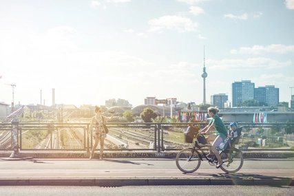 Blick auf den Fernsehturm von der Warschauer Brücke Warschauer Brücke mit Berliner Fernsehturm im Sommer