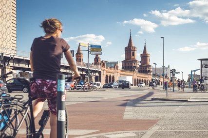 Fahrradfahrer vor der Oberbaumbrücke Oberbaumbrücke/Kreuzung Mühlenstraße