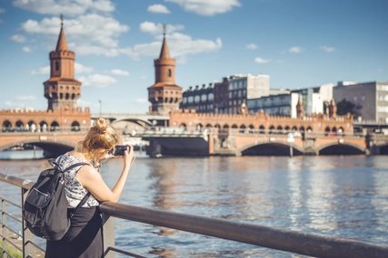 Frau vor Oberbaumbrücke