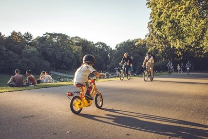 fahrradfahrendes Kind im Park