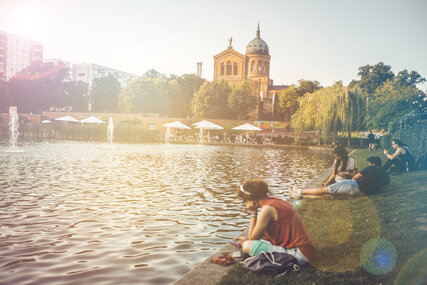 Berlin Sommer: Feierabend am Fluss