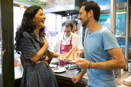 spanische turisten in berlin. modelle: (weeiblich) tina Tabiei Razligh, (männlich) Ricardo Grijalva Russelmann