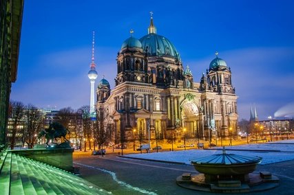 Berlin Dom und Fernsehturm im Winter