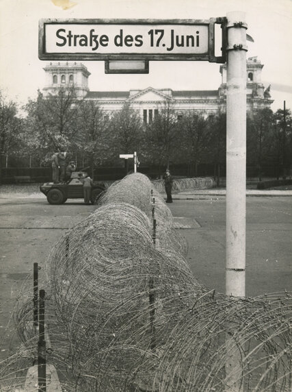 Mauerbau an der Straße des 17. Juni 1961