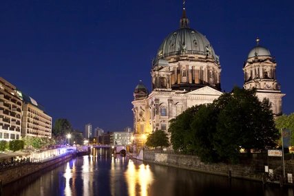 Abendliche Brückenfahrt und Spreefahrt in Berlin Berliner Dom bei Nacht