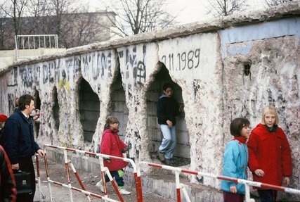 Kinder erforschen die ehemalige DDR-Grenze 1989