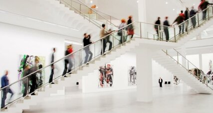 Berlinische Galerie - Treppenaufgang mit vielen Personen