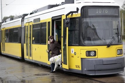 Blinde und sehbehinderte Menschen auf der Straße, im Verkehr, in Bus und Bahn, Tram