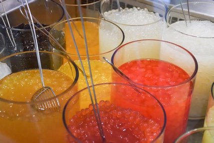 Fruchtperlen für Bubble Tea in Gläsern Fruchtperlen für Bubble Tea in Gläsern