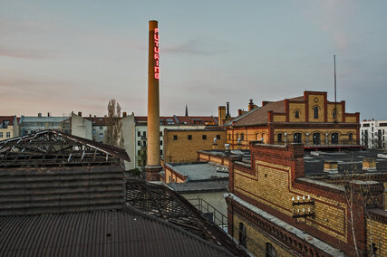 Abendlicher Blick über die Dächer der Bötzow Brauerei, Berlin