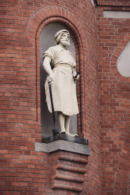 Schmied am Borsigtor Figur eines Schmieds Fasssadendetail des Borsigtor