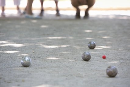 Boccia-Kugeln auf dem Boden