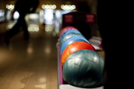 Bunte Bowlingkugeln auf Rack auf Bowling-Bahn